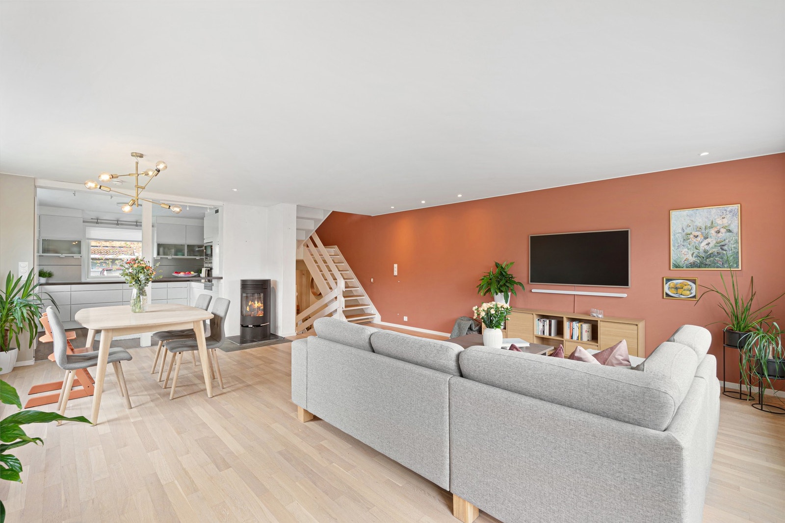 Fantastisk stue- og kjøkkenløsning på ca. 50 m². Lyst og fint parkettgulv, delikate fargevalg og downlights i himling. Galleribilde