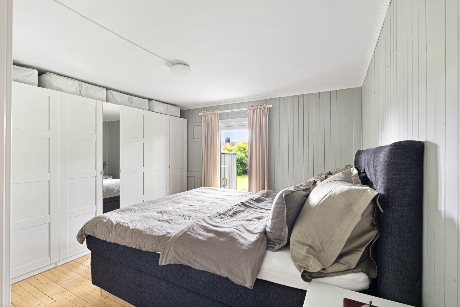 Stort hovedsoverom på 12,3 m². God plass til romslig garderobeløsning. Galleribilde