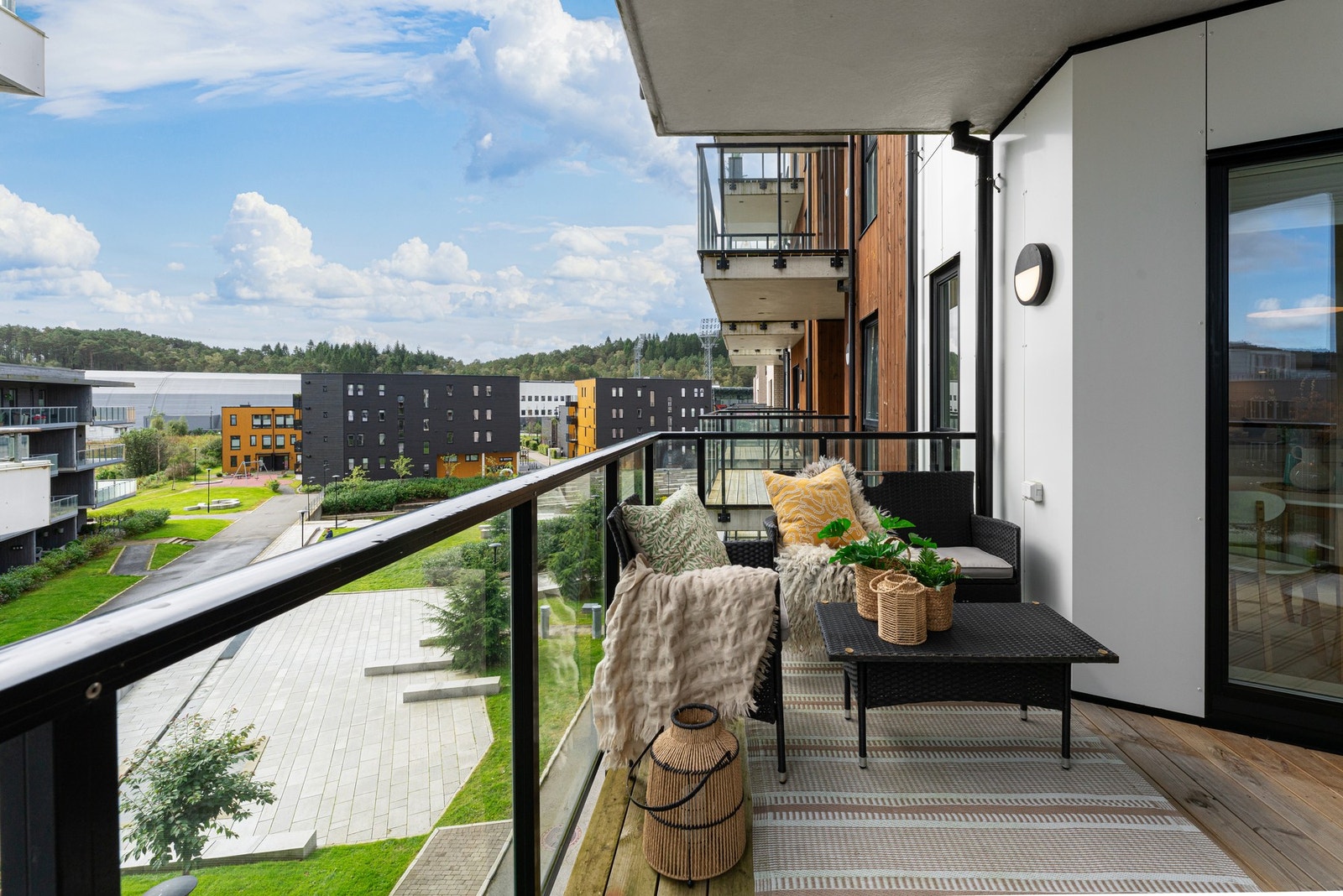 Den flotte balkongen har rikelig med plass til både sittegrupper, solsenger eller sosiale soner - ideelt for avslappende sommerdager Galleribilde