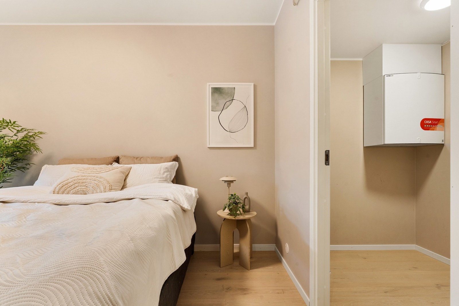 Fra soverommet er det inngang til innvendig bod som selger har benyttet til walk-in-closet Galleribilde