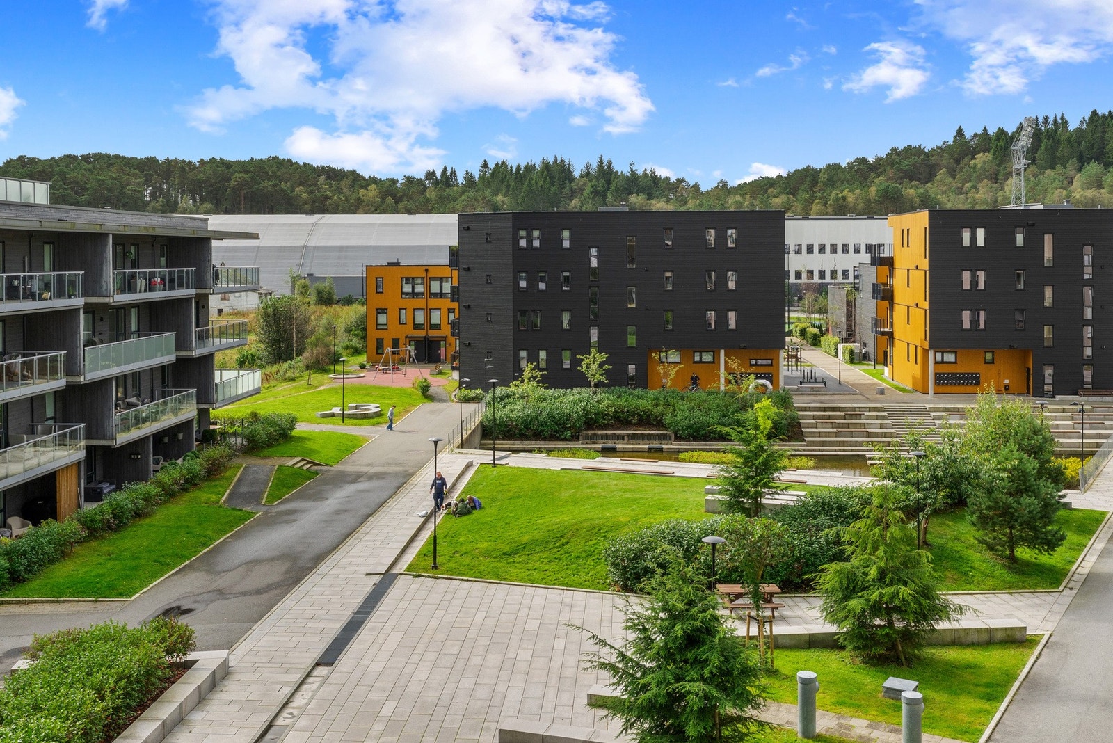 Leiligheten er beliggende i et sameie med flotte uteområder felles for beboerne. Tomten er opparbeidet med diverse stier og gangveier, beplantning og benker Galleribilde