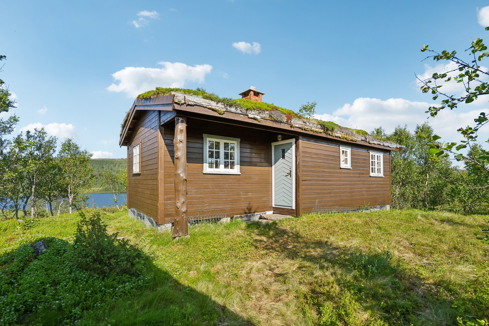 Eiendommen har en meget god beliggenhet i landskapet og det er bilvei helt frem til hytta. Galleribilde