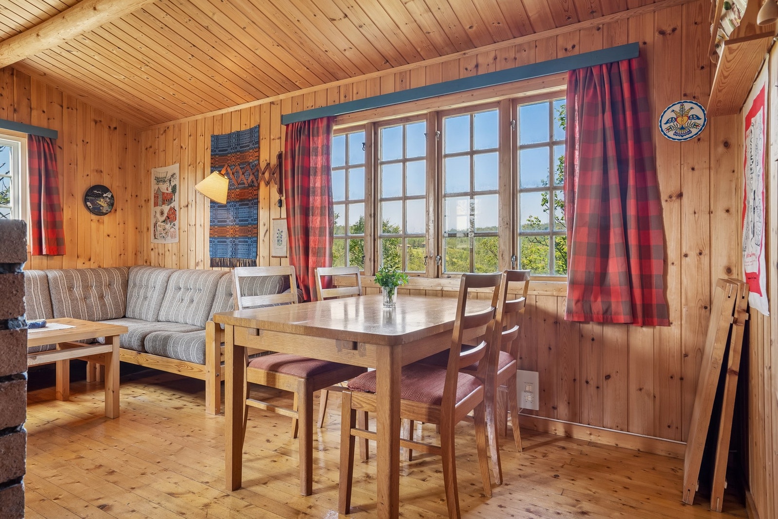 Stuens gode størrelse gir god plass for spisebord. Galleribilde
