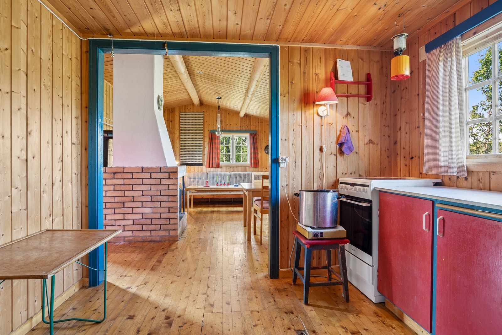 Kjøkken med plass for spisebord. Galleribilde