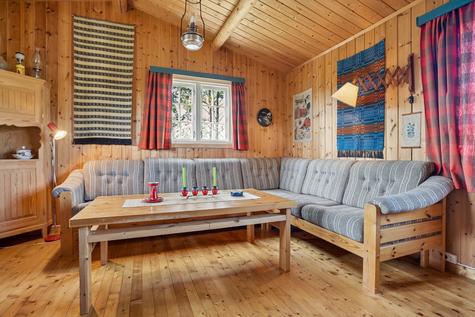 Trivelig stue med god plass for sofa og stuebord. Galleribilde