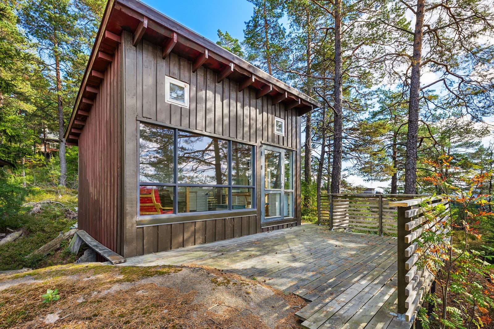 Store vinduer som slipper inn godt med naturlig lys Galleribilde