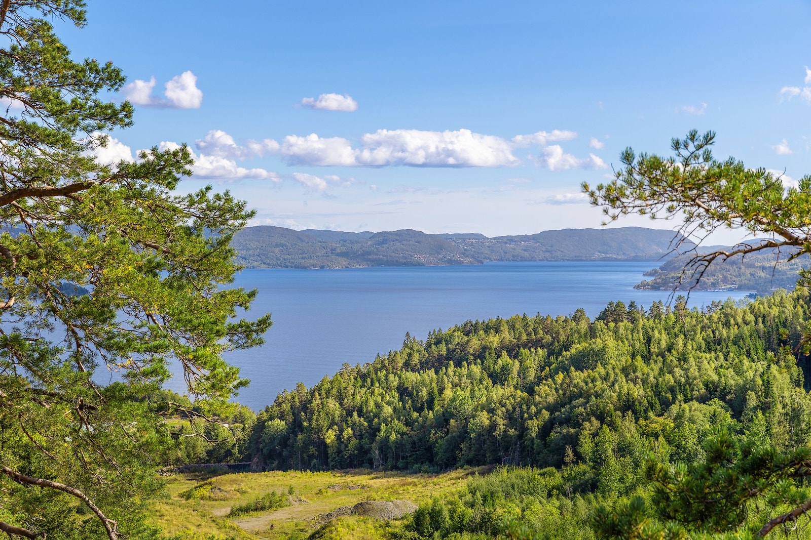 Hytta ligger idyllisk til med fantastisk utsikt over Drammensfjorden Galleribilde