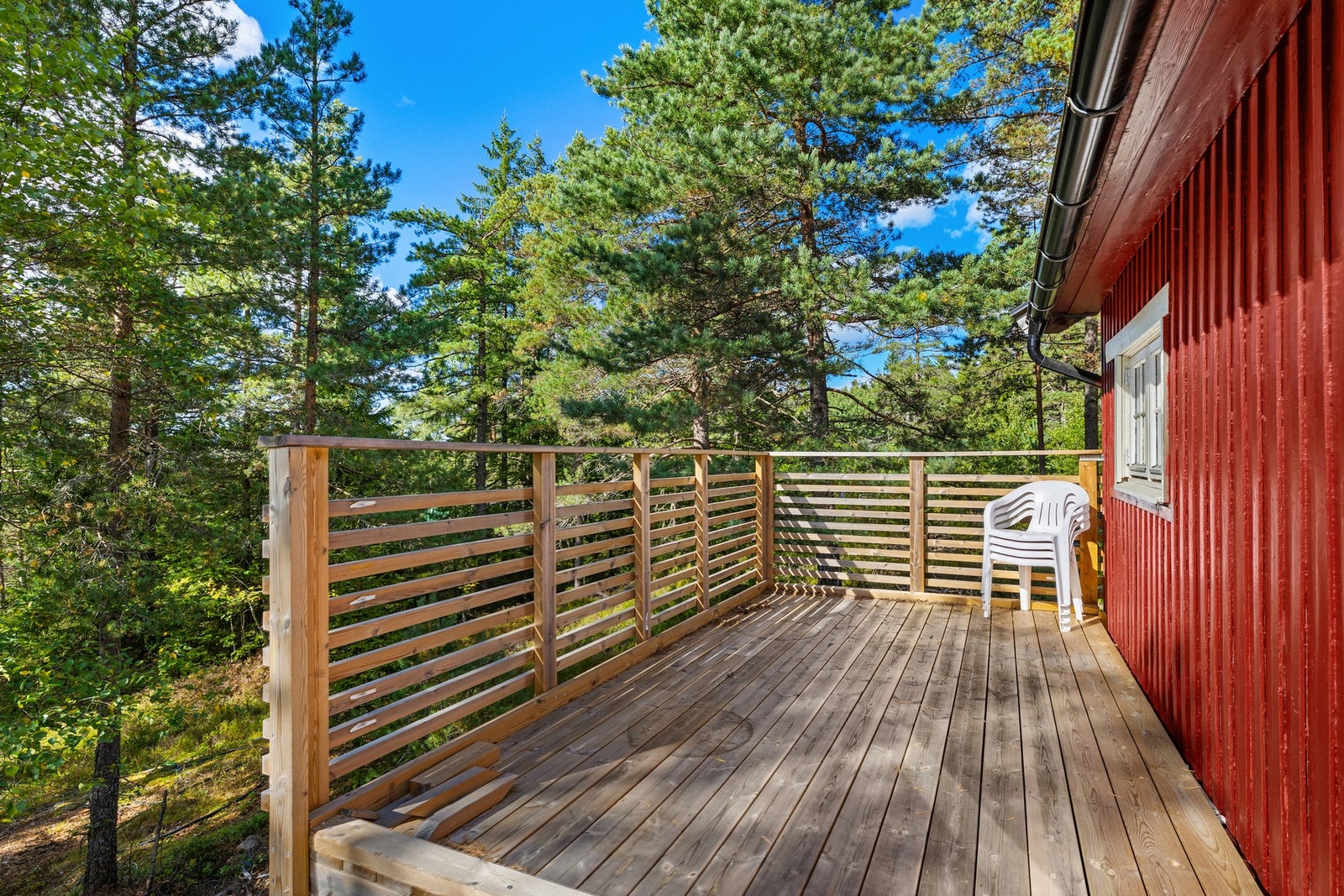 Hytte 2 har også en solrik og hyggelig terrasse Galleribilde