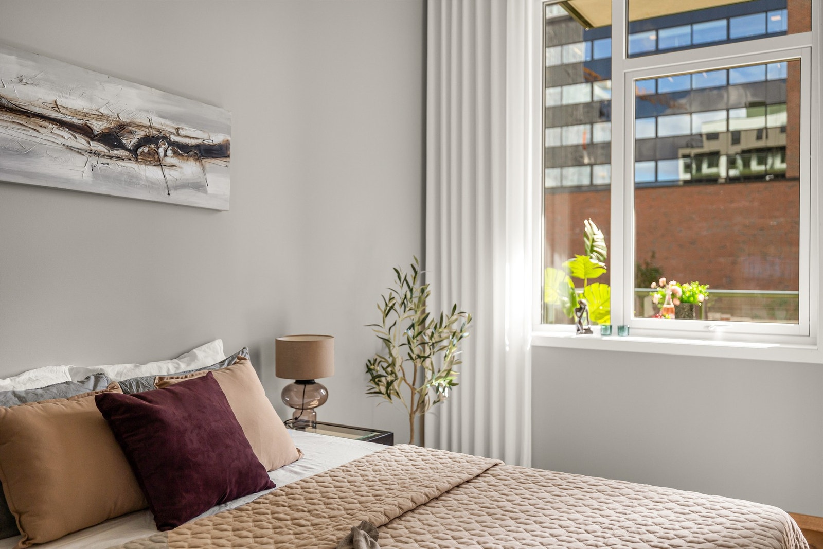Stort vindu som slipper inn rikelig med lys. Galleribilde