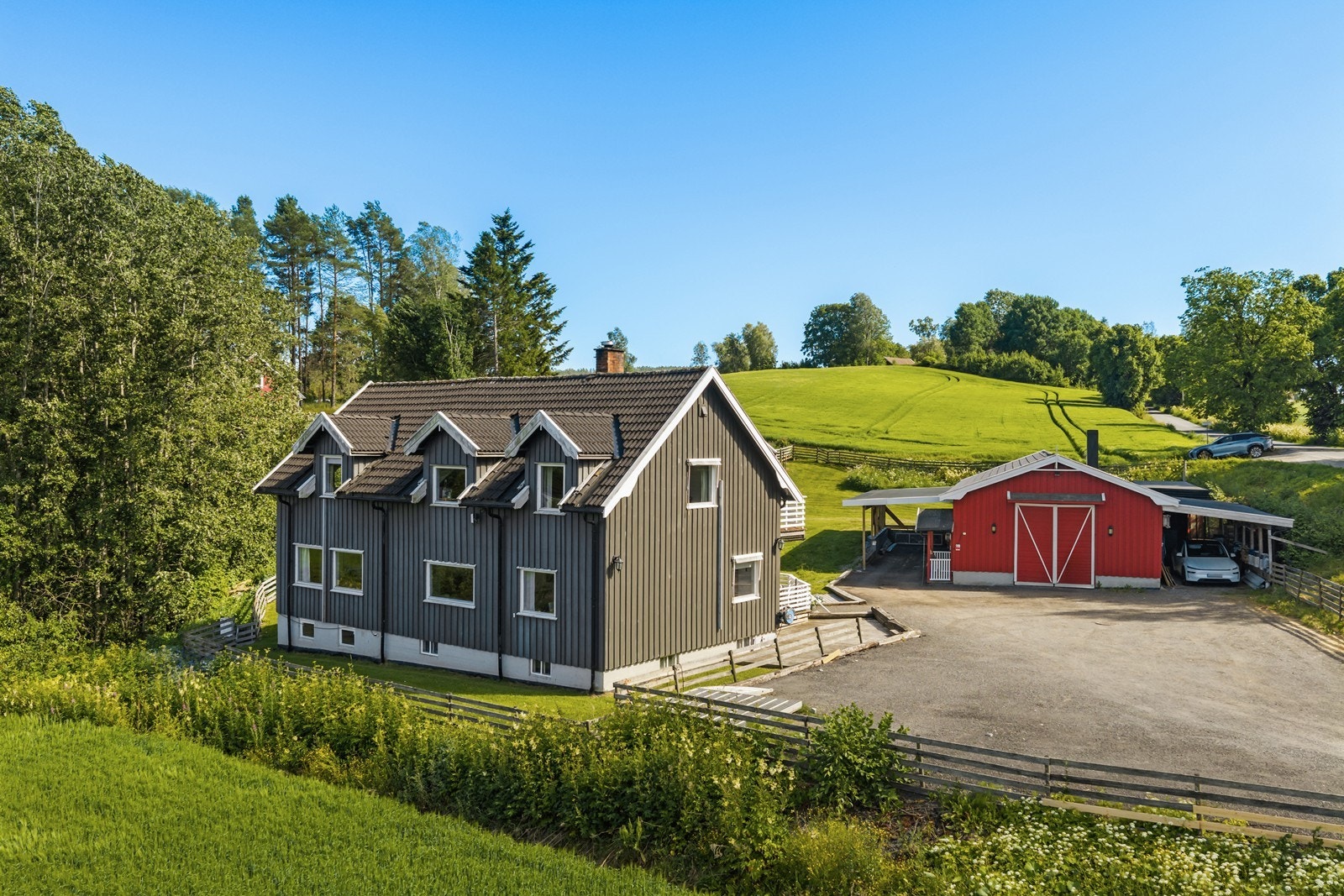 Eiendommen har et stort, frittstående garasje-/lagerbygg med gode muligheter for parkering og oppbevaring. Galleribilde