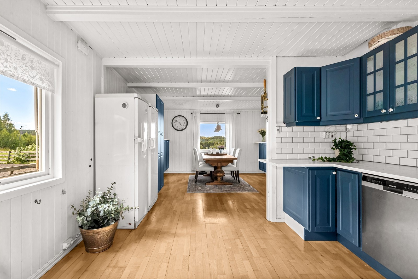 Kjøkkenet har IKEA-innredning med profilerte, malte fronter og enkelte overskap med glassfronter. Galleribilde