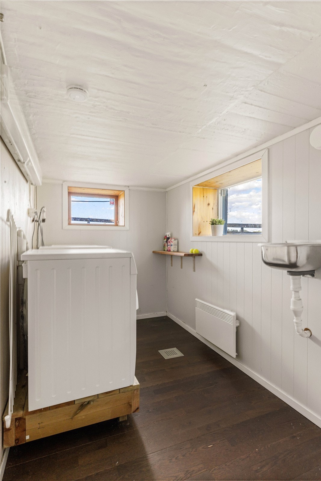 Opplegg for vaskemaskin og skyllekum er etablert i bod i kjeller. Galleribilde