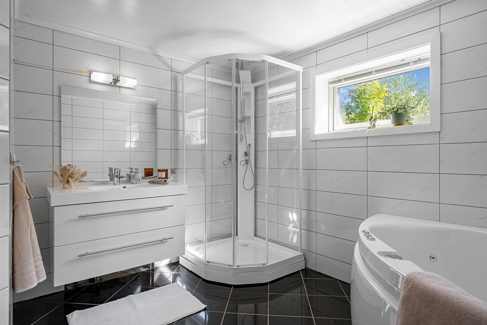 Pent bad med badekar og dusjkabinett Galleribilde