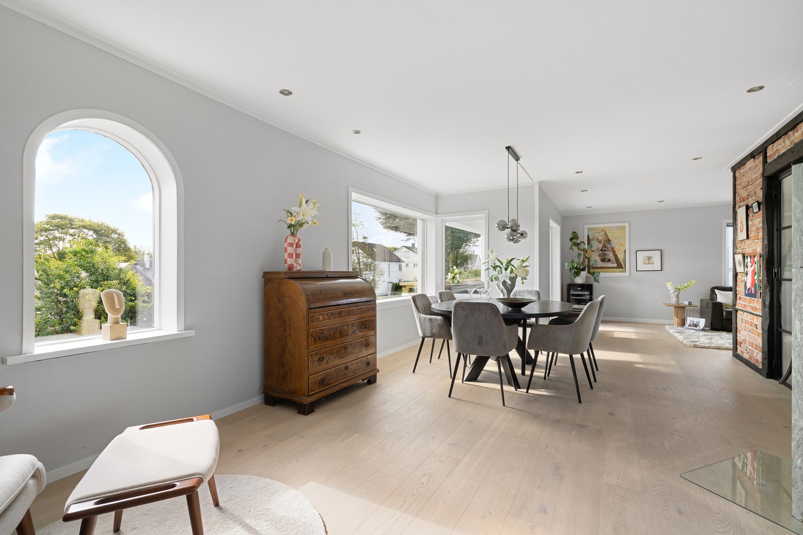 Store vindusflater i flere himmelretninger slipper inn godt med lys. Galleribilde