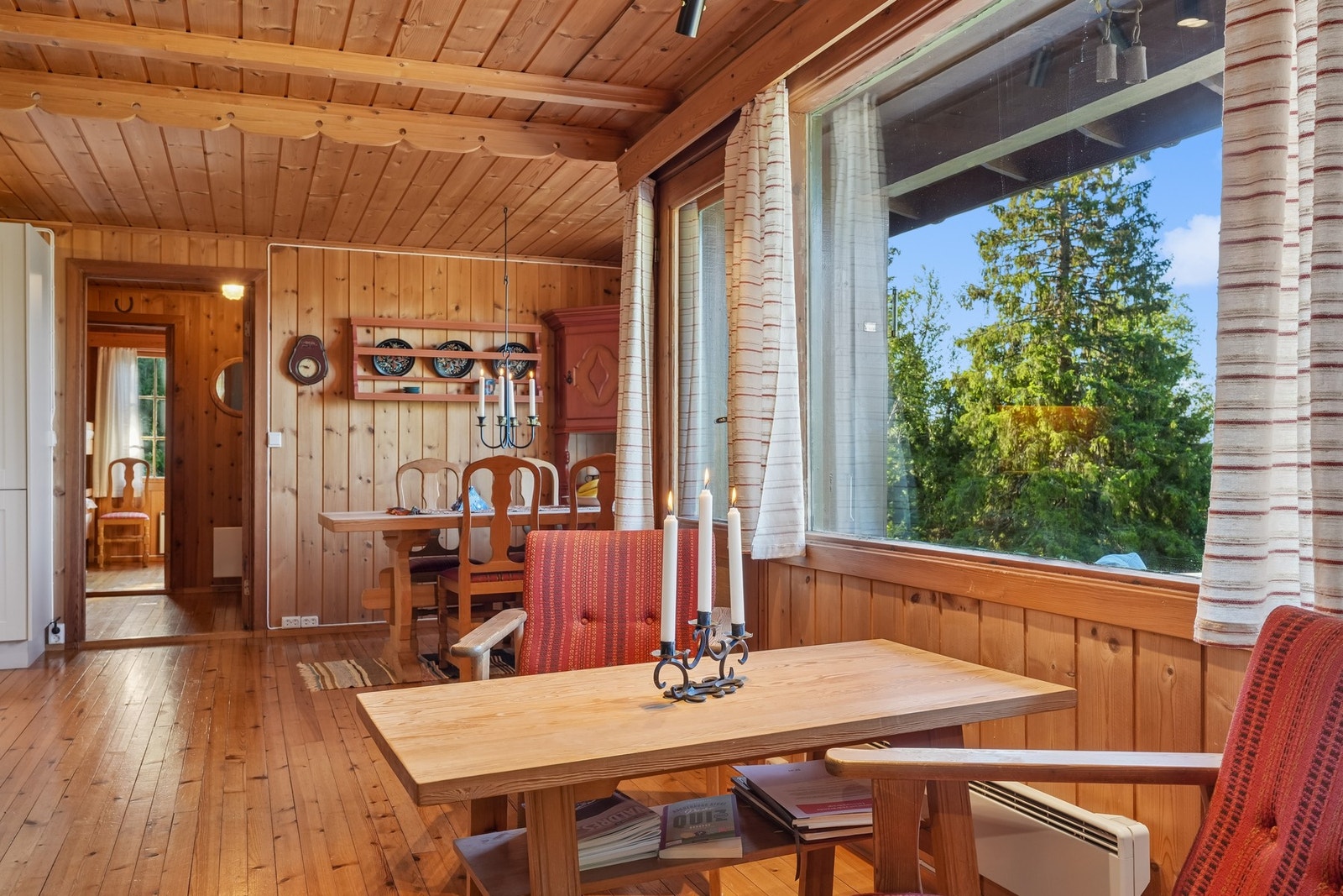 Det er mulighet for flere mindre soner i stuen. Galleribilde
