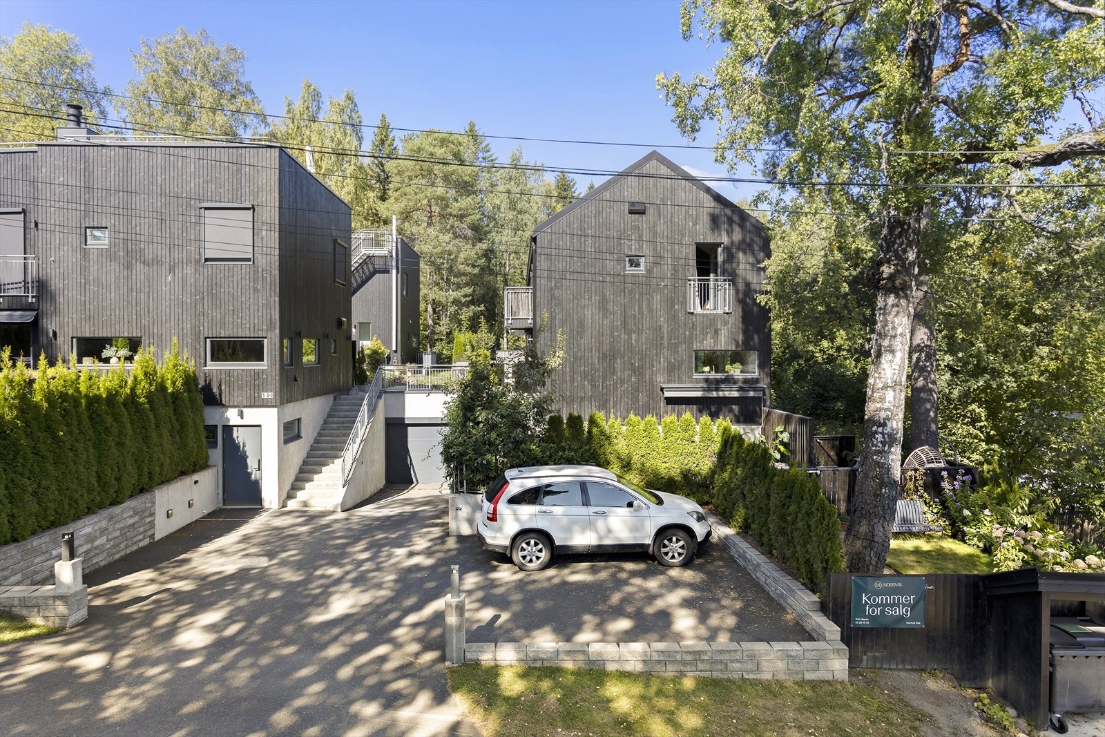 Eiendommen har en fredelig, solrik og svært attraktiv beliggenhet på Montebello. Innerst i et veletablert boligområde, grensende til Husebyskogen Galleribilde