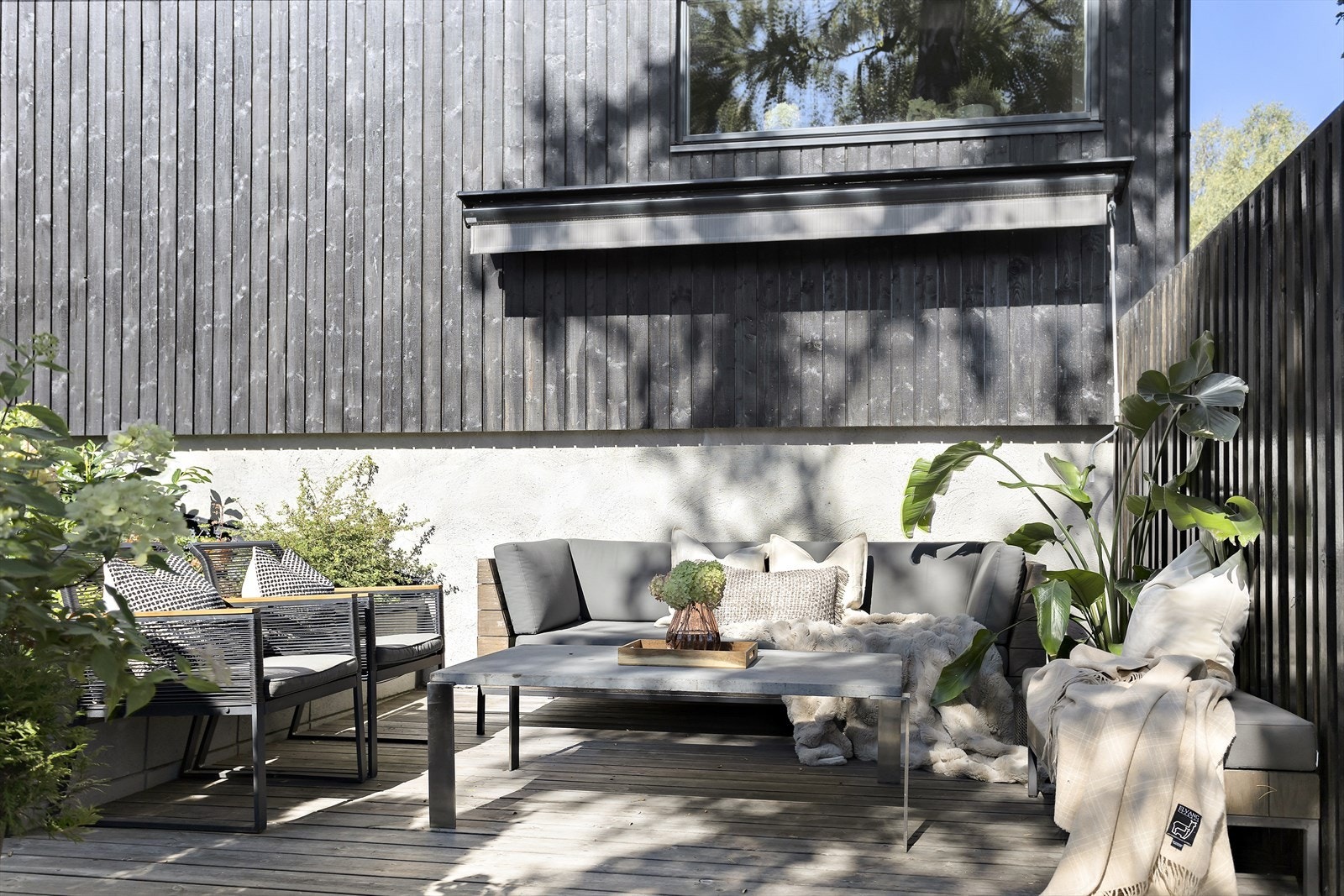Terrassen er solrik og usjenert, med flere ulike soner og nivåer. Rikelig med plass til utemøblement, solsenger og grill Galleribilde