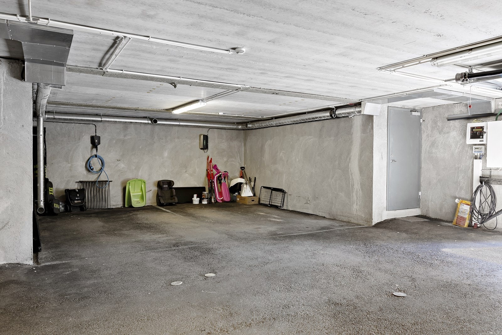 Til boligen medfølger garasjeplass med elbillader. Det er direkte adkomst til garasjeanlegget via gang i kjelleretasje Galleribilde
