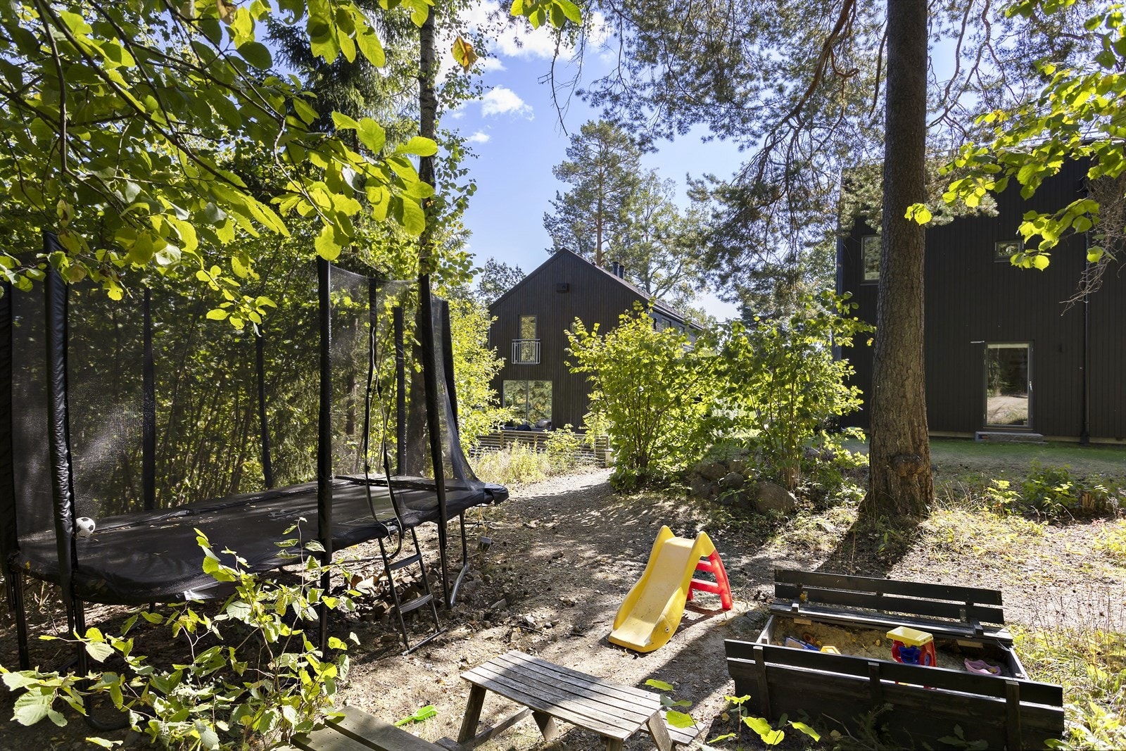 Eldorado for barnefamilier med flere lekeplasser på området - trampoline, sandkasse, sklie og mini-zipline Galleribilde