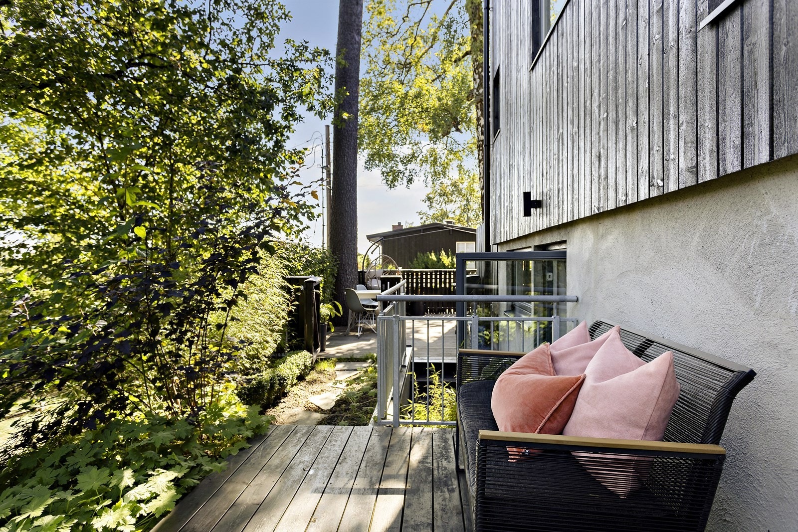 På husets bakside er det i tillegg en nordøstvendt terrasse på ca. 6,8 kvm med hellelagt gangvei til terrassen rundt hjørnet Galleribilde