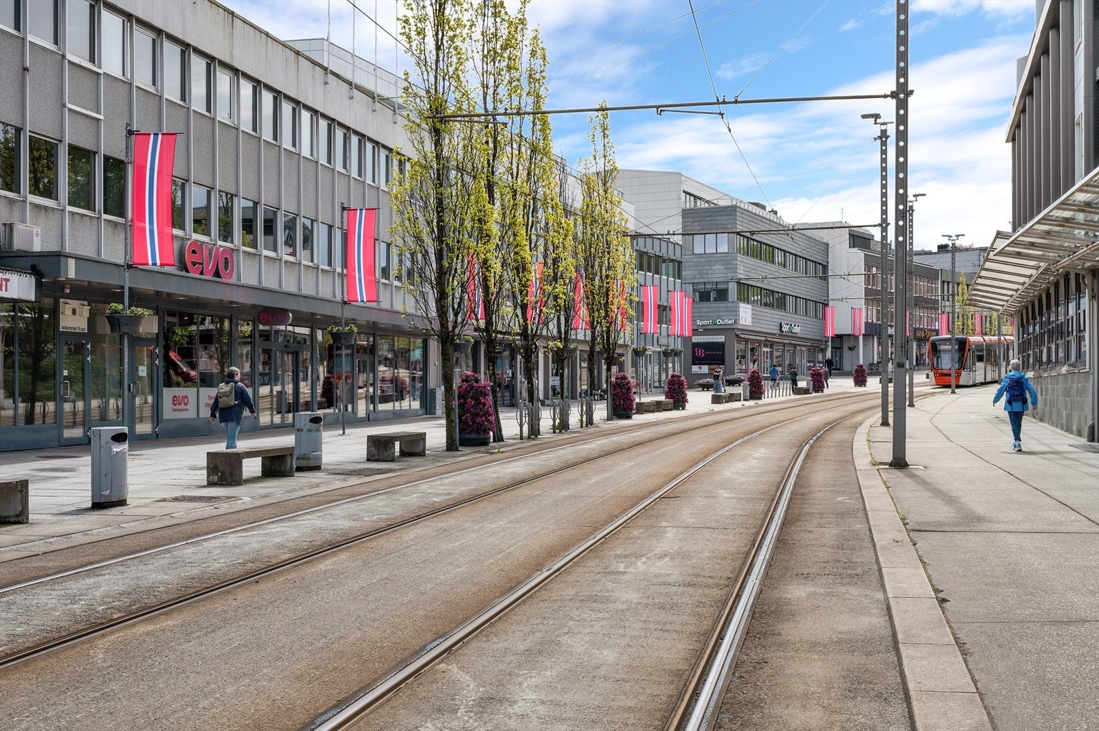 - Fra leiligheten er det gangavstand til Nesttun, er finner man blant annet bussterminal, bybane og senteret Alti Nesttun som byr på butikker og kaféer - Galleribilde