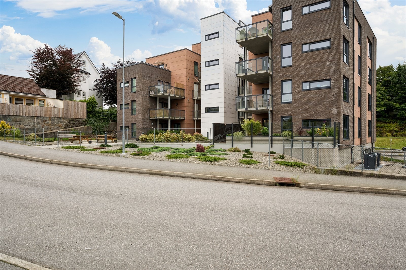- Leiligheten har disponerer en gitterbod i 1.etasje på 6 m² - Galleribilde