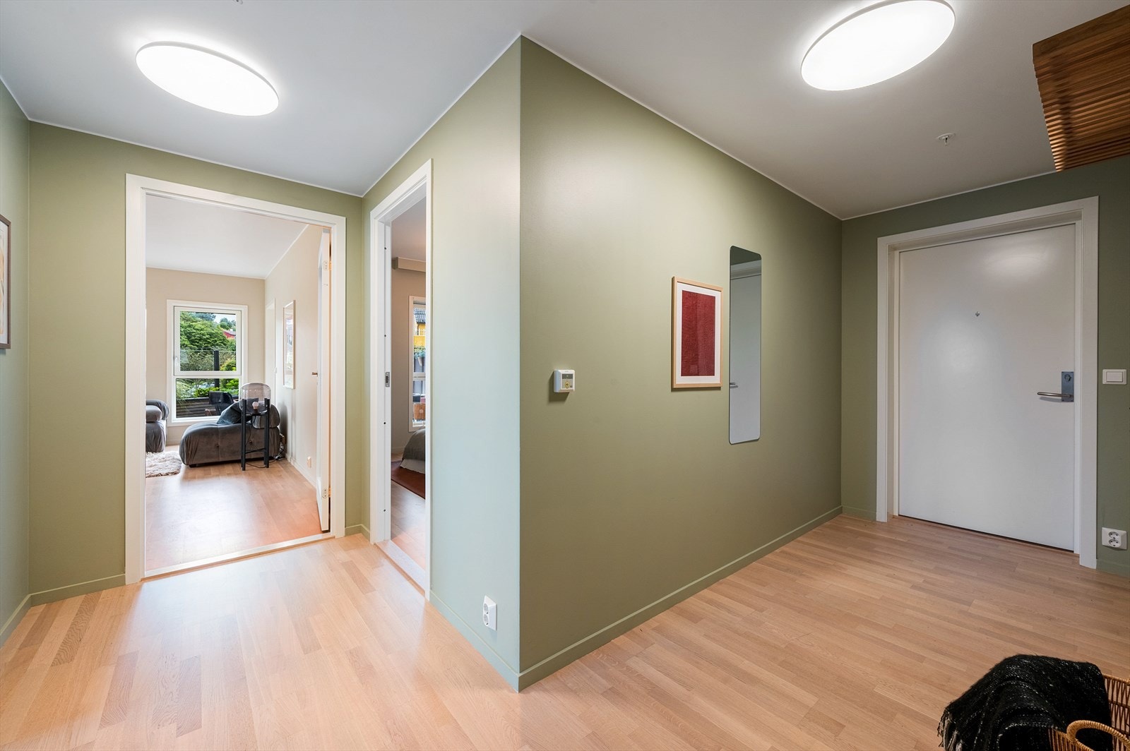 - Velkommen inn i en lys og romslig gang som måler hele 10 m² - Galleribilde