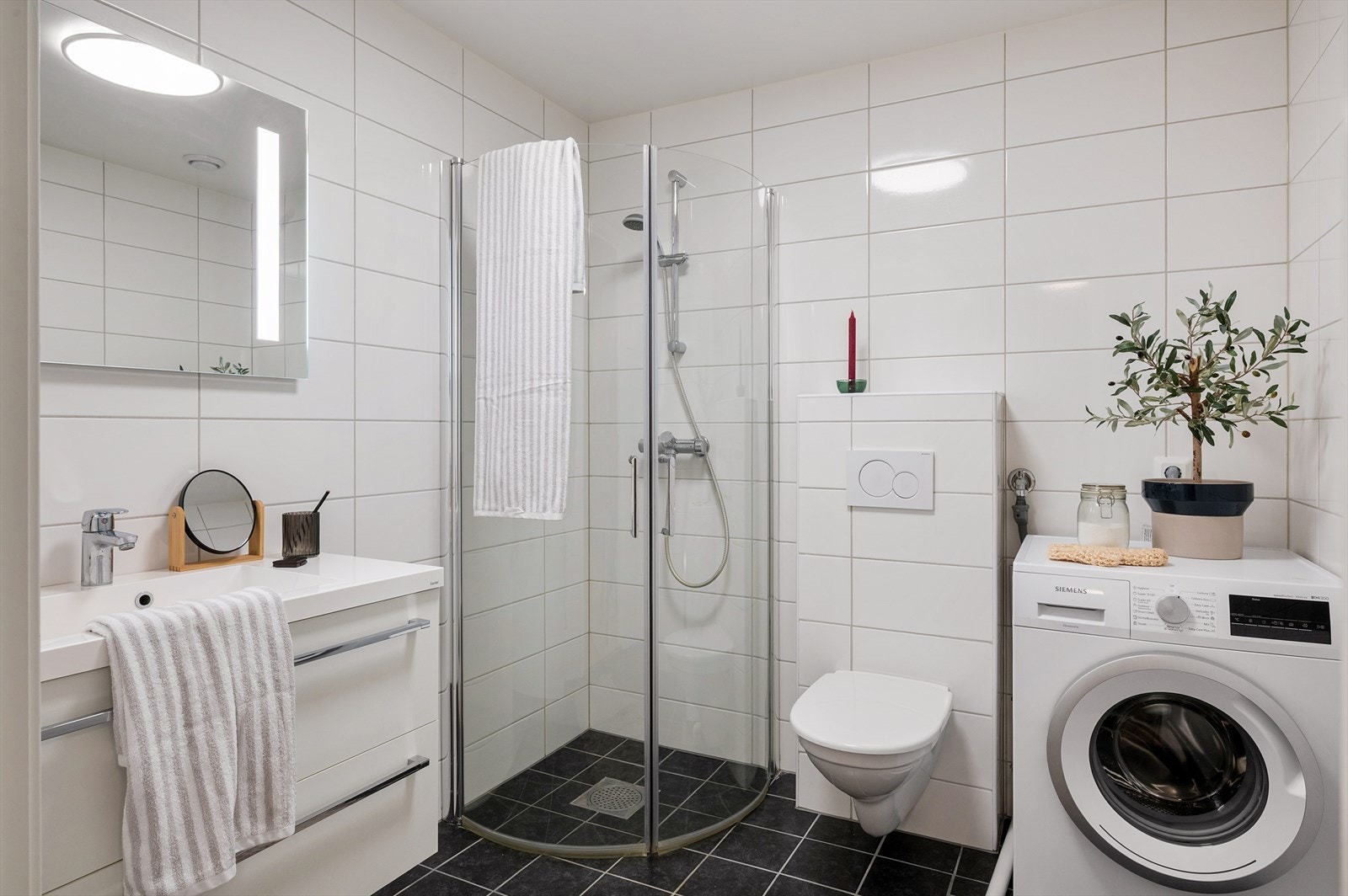 - Badet har varmekabler i gulv og opplegg til vaskemaskin - Galleribilde