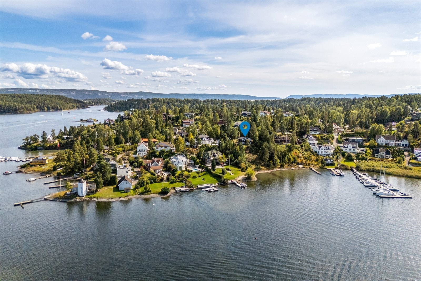 Eiendommen meget fint til på Nesøya, med kort vei til sjø og badestrender i hele nærområdet. Galleribilde