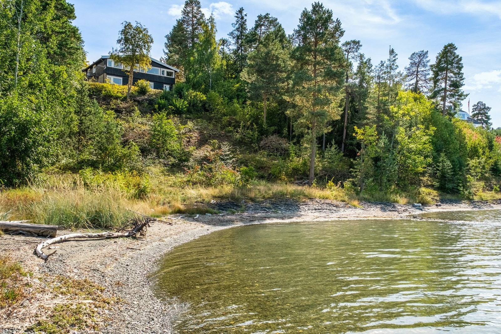 Strandlinjen er uberørt og gir eiendommen en sjelden kvalitet. Galleribilde