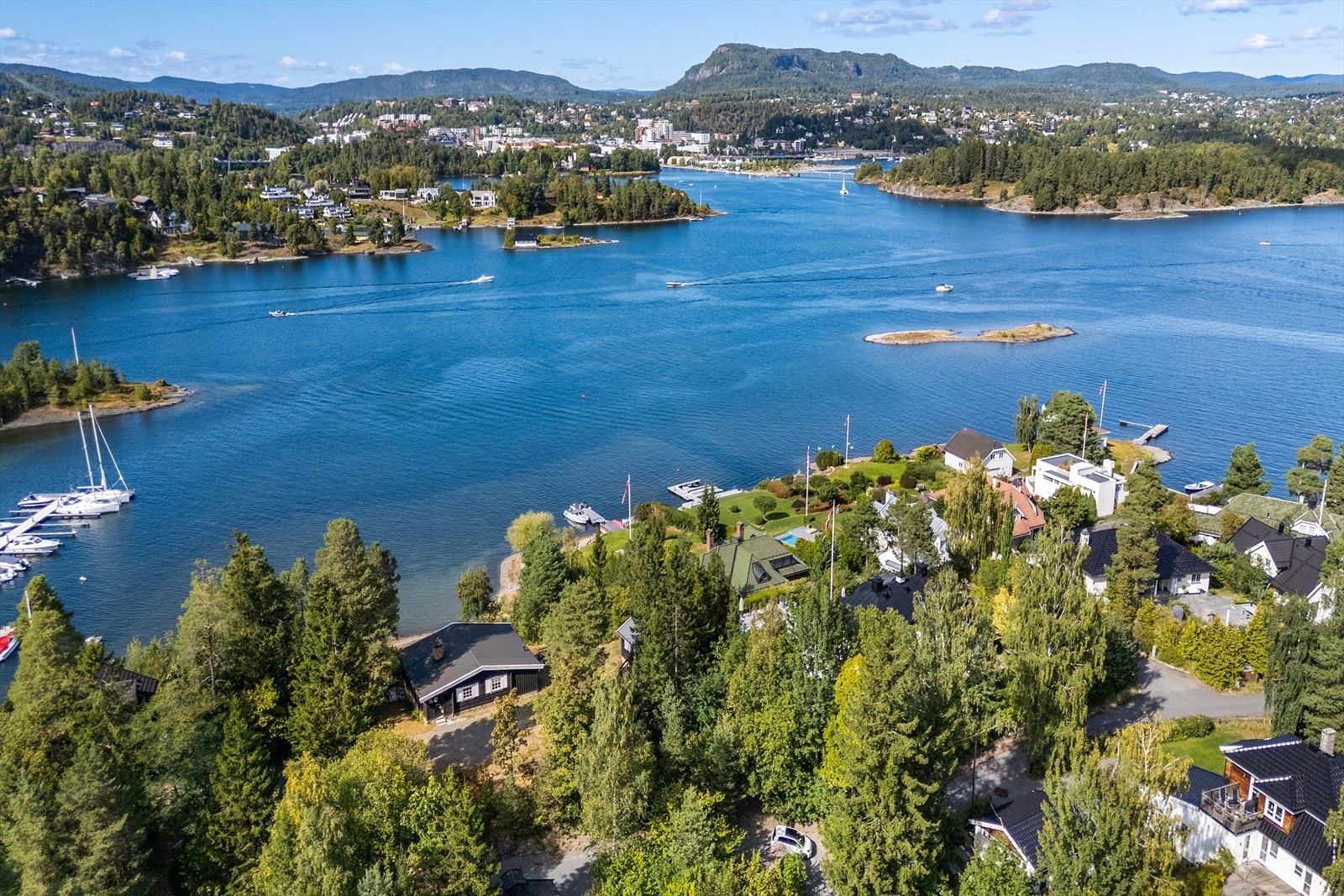 Nesøya byr på et vakkert kystlandskap med båtliv og skjærgård rett utenfor. Her ser man blant annet over til Kalvøya, Sandvika og Kolsåstoppen for å nevne noe. Galleribilde
