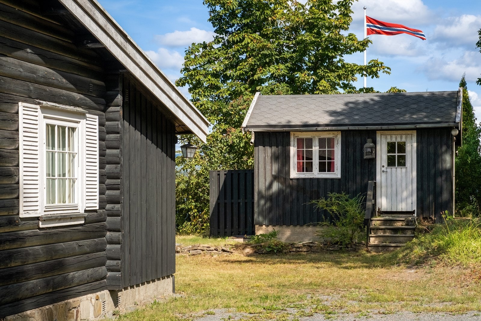 Veslestua (uthuset) fra 1952 ligger i hagen på samme nivå som hovedhuset. Galleribilde