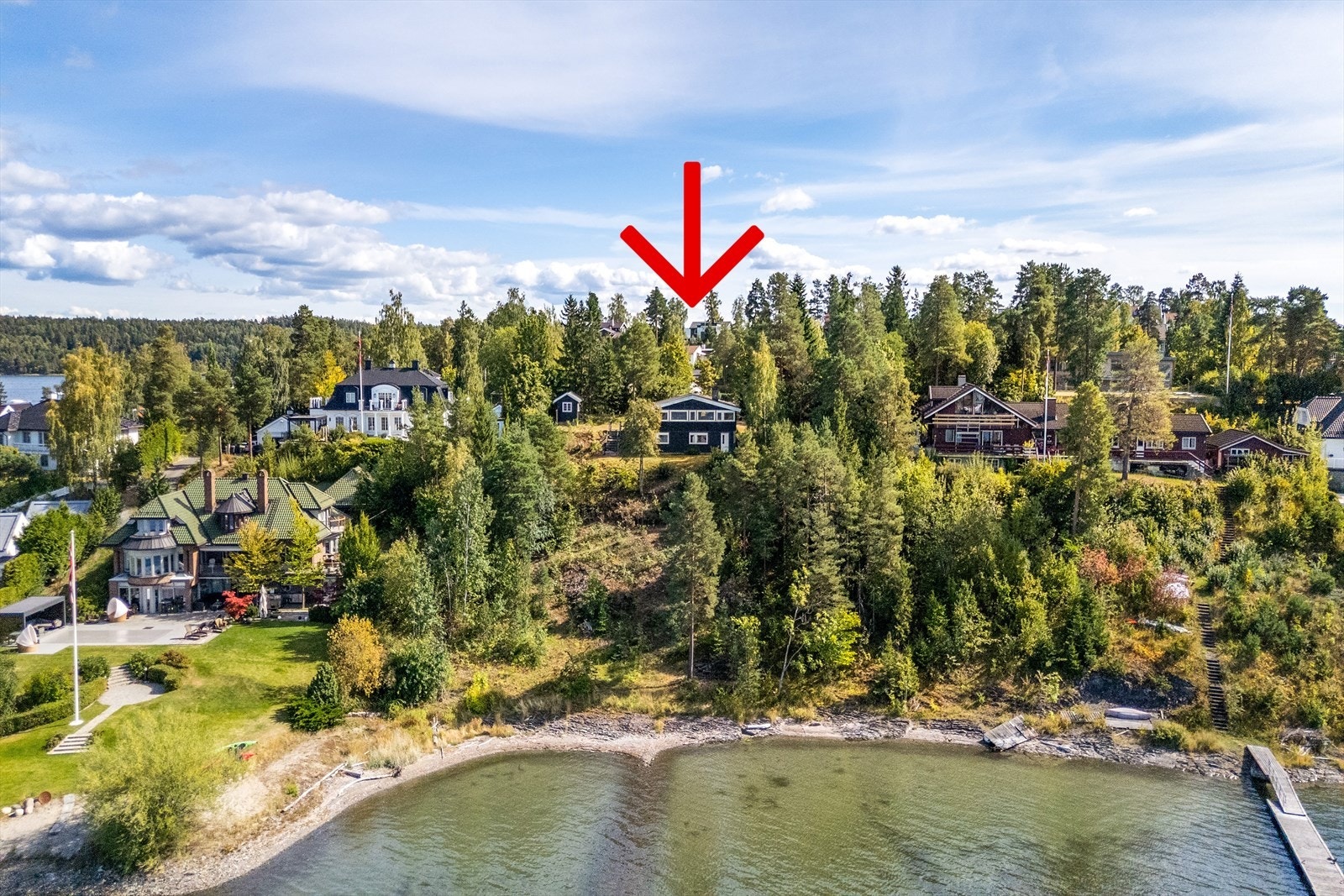 Eiendommen ligger i et attraktivt og etablert boligområde med sjøen tett på. Meget romslig tomt hvor huset ligger usjenert og tilbaketrukket. Galleribilde