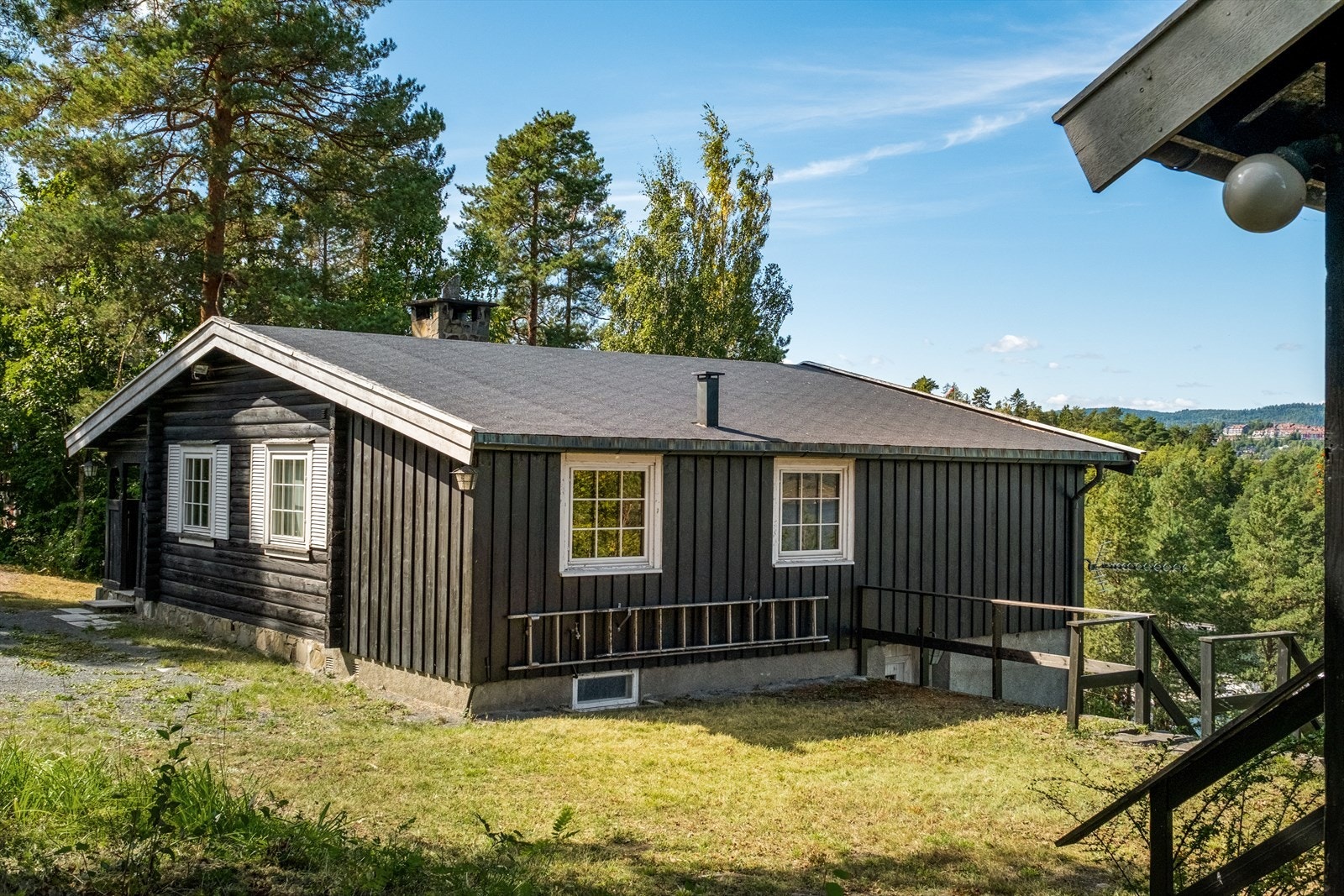 Huset ble opprinnelig oppført og brukt som hytte fra 1934/35 til 1965/66 da den ble ombygget til helårsbolig. Galleribilde