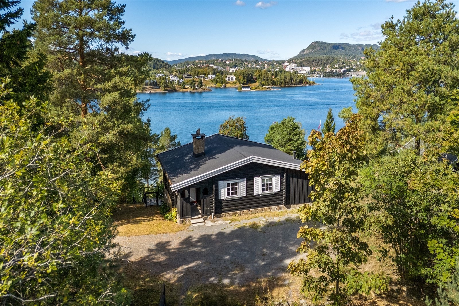 Eiendommen ligger svært tilbaketrukket og usjenert til på toppen av et høydedrag. Storslagen utsikt. Meget gode sol-og lysforhold. Galleribilde