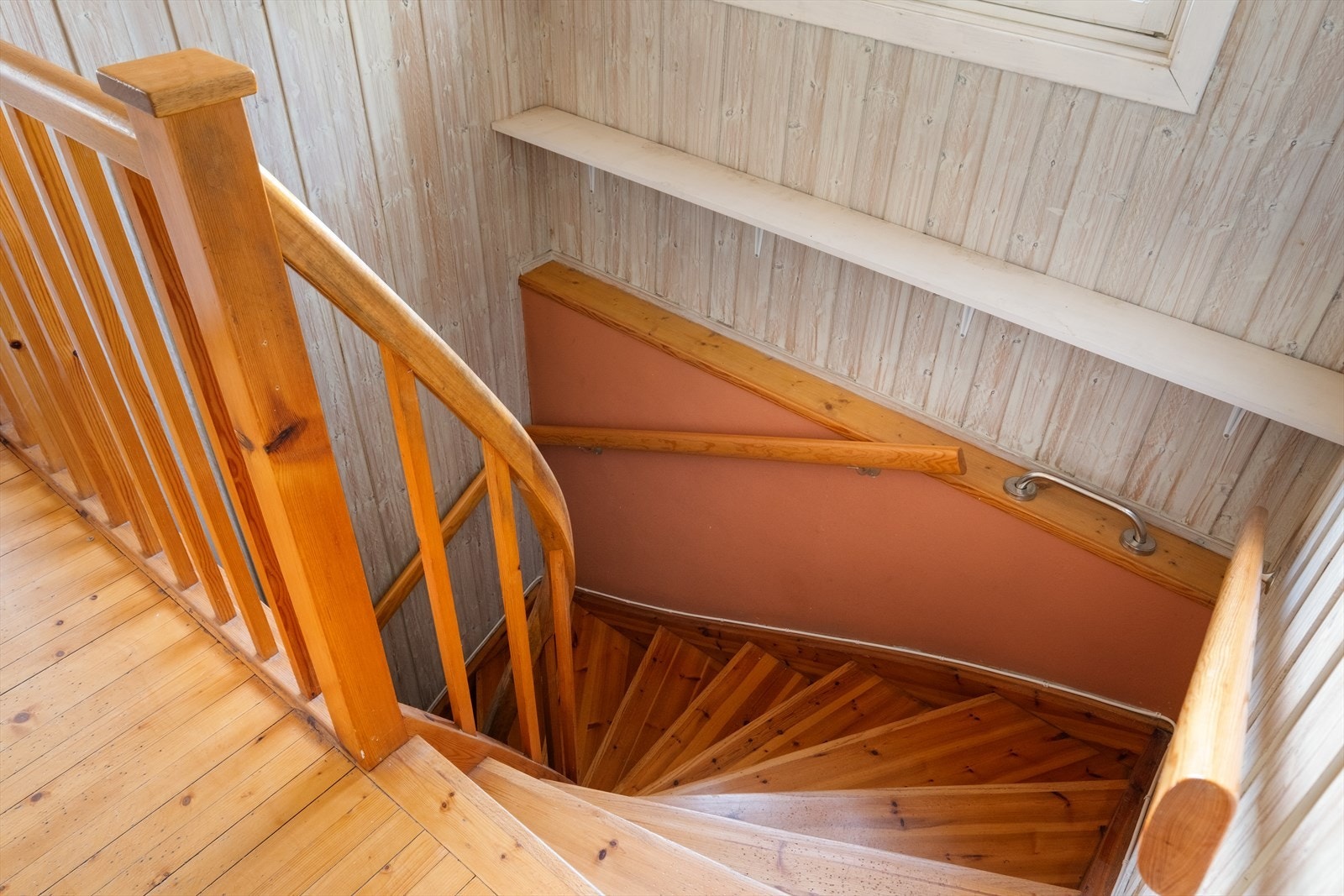 Trappen som forbinder 1. etasje og underetasje. Galleribilde
