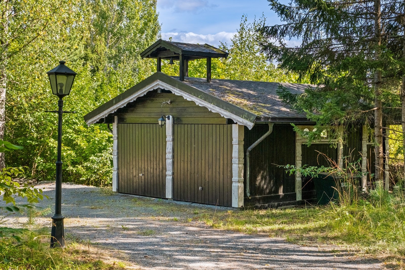 Dobbelgarasjen fra 1976 har to porter og innlagt strøm. Galleribilde