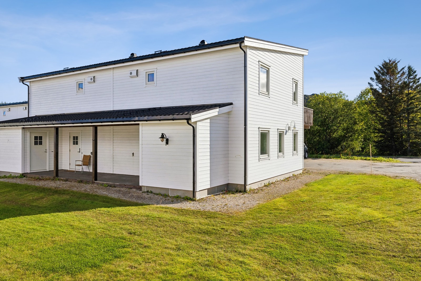 Det er grønt og fint rundt husveggene :) Velkommen til en trivelig visning! Galleribilde