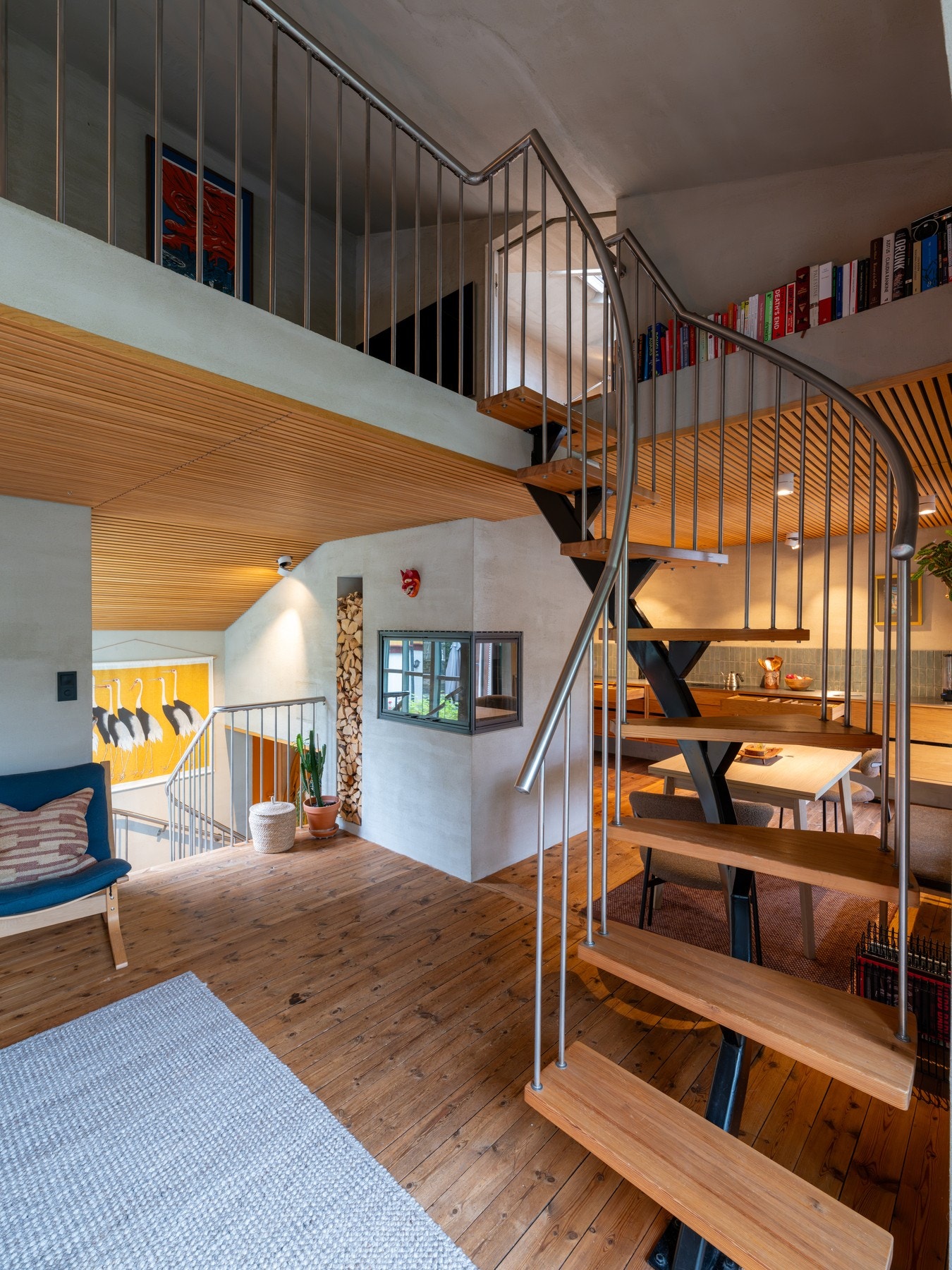 Fra stuen går det trapp opp til mesanin og loft. Galleribilde