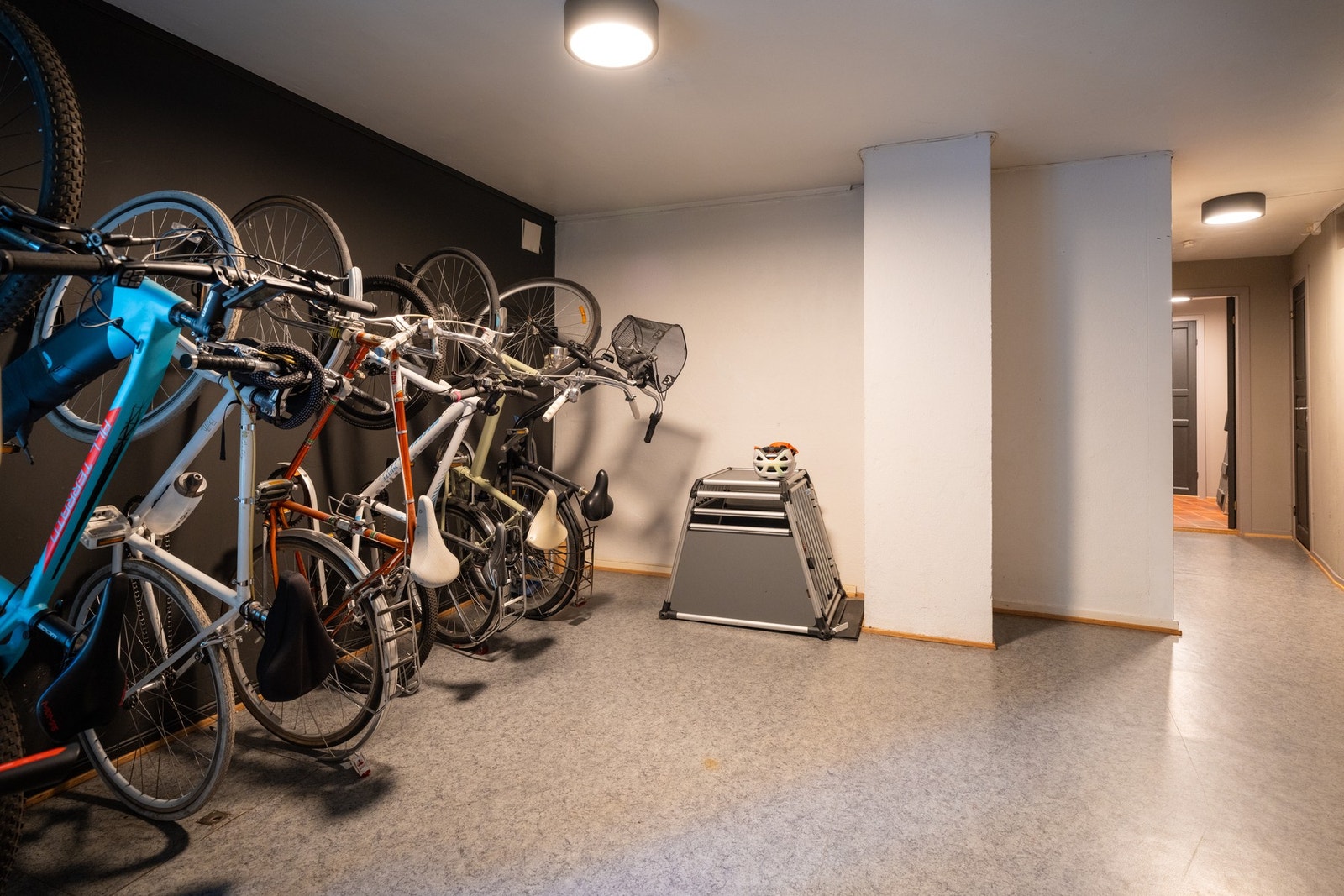 I gangen er det felles sykkelparkering. Galleribilde