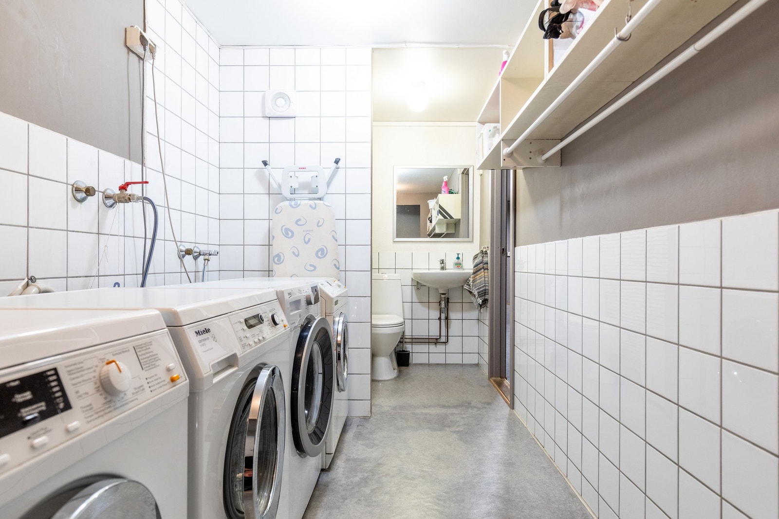I 1. etasje ca. 10 skritt fra inngangsdøra er det tilgang til felles vaskerom. Hver leilighet har opplegg for hver sin vaskemaskin. Galleribilde