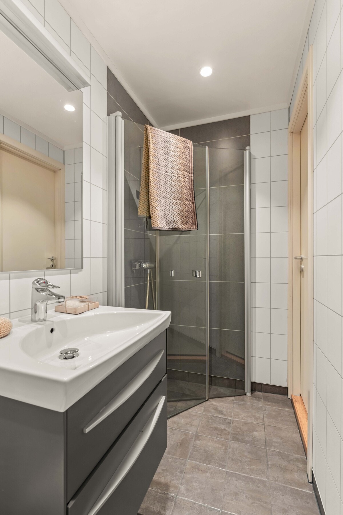 Badet er rehabilitert av Rør & Varme AS i 2013, og har bl.a. dusj med plassbesparende, innfellbare glassvegger. Galleribilde