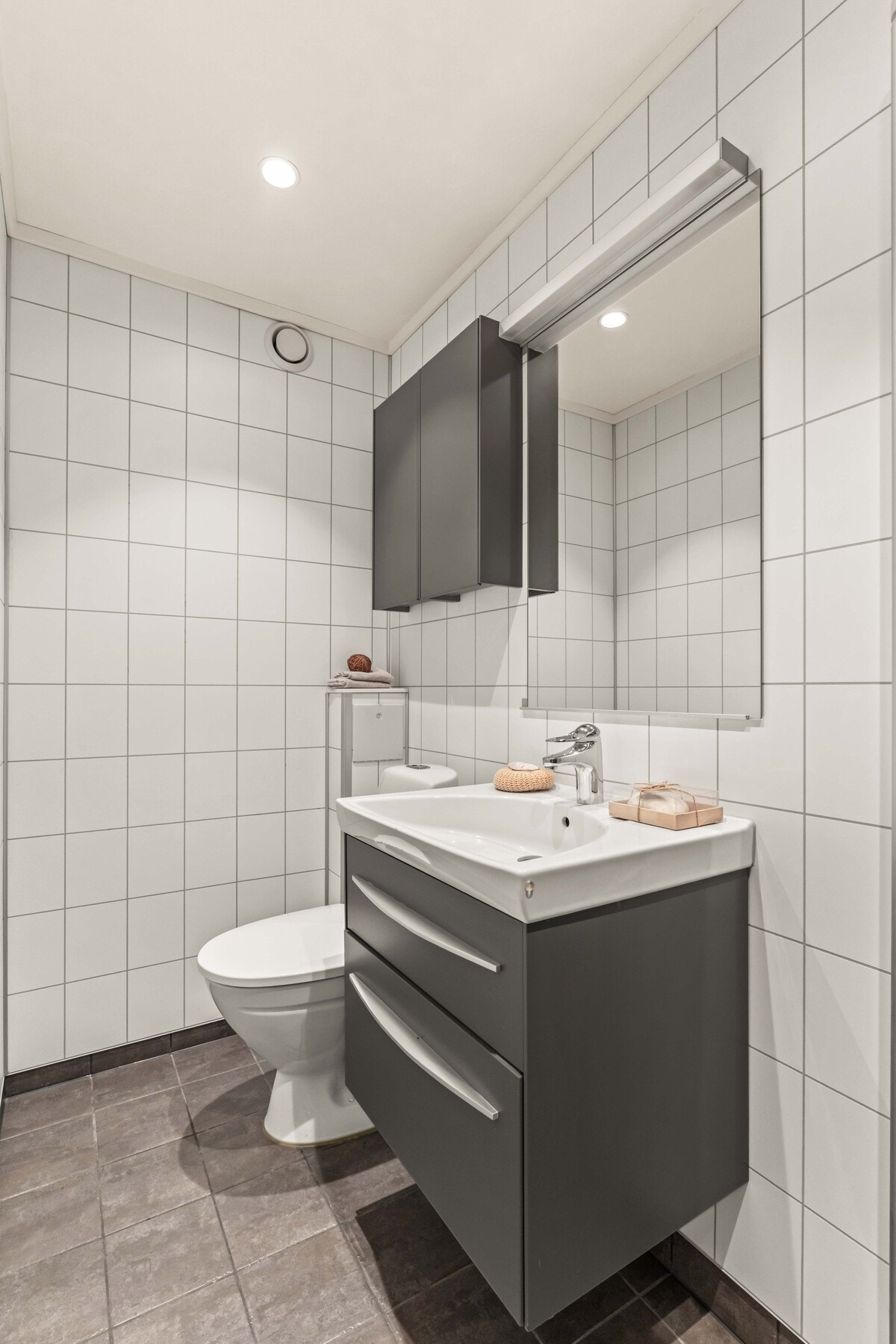 Badet har flislagt gulv med varmekabler. Galleribilde