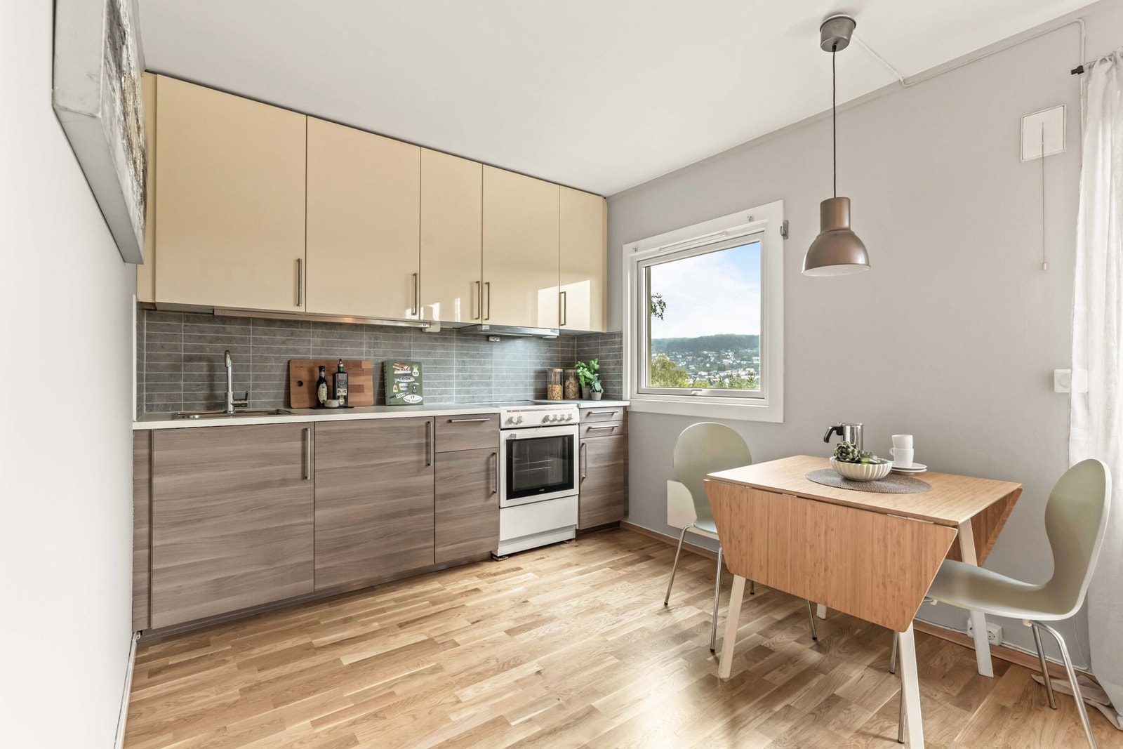 Ikea kjøkkeninnredning fra 2015 med glatte fronter og laminat benkeplater. Galleribilde