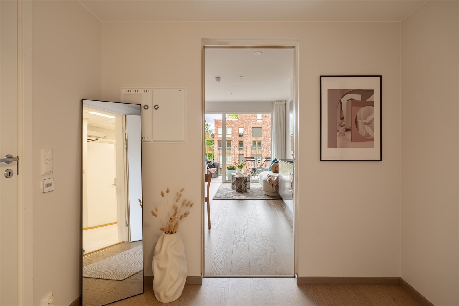 Her kan du flytte rett inn i et moderne og lettstelt hjem i sentrale omgivelser. Galleribilde