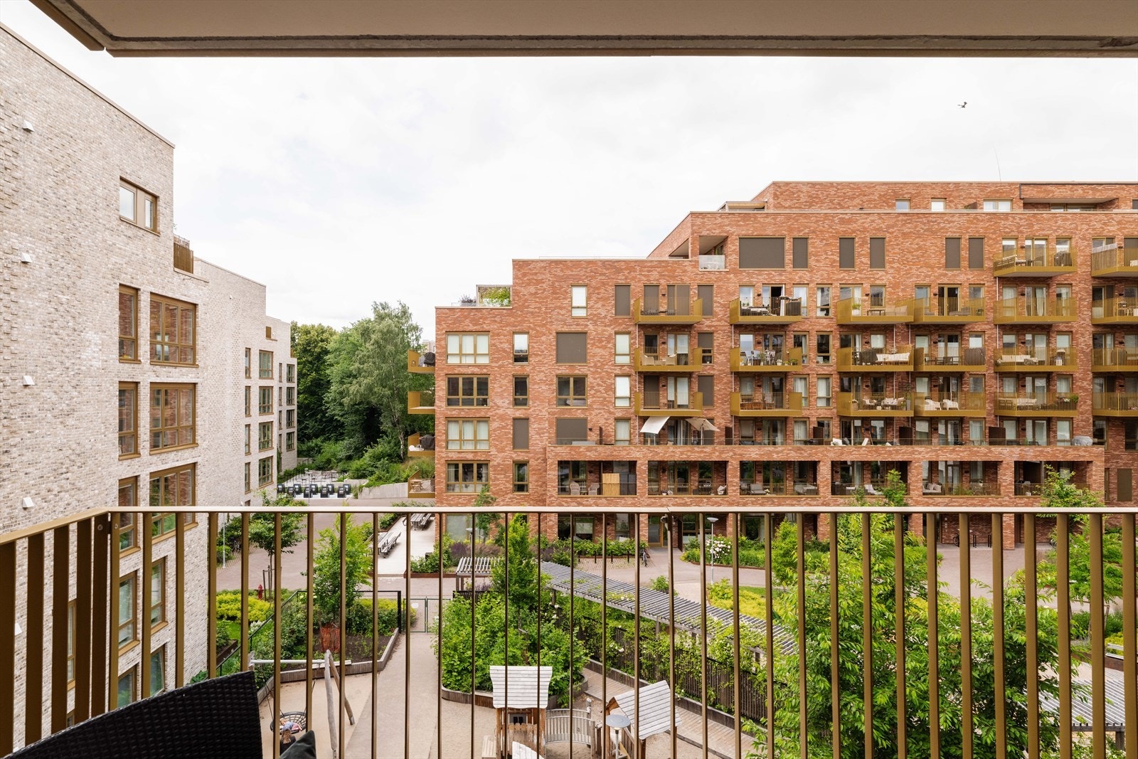 Leiligheten vender i sin helhet inn mot dette flotte gårdsrommet. Galleribilde