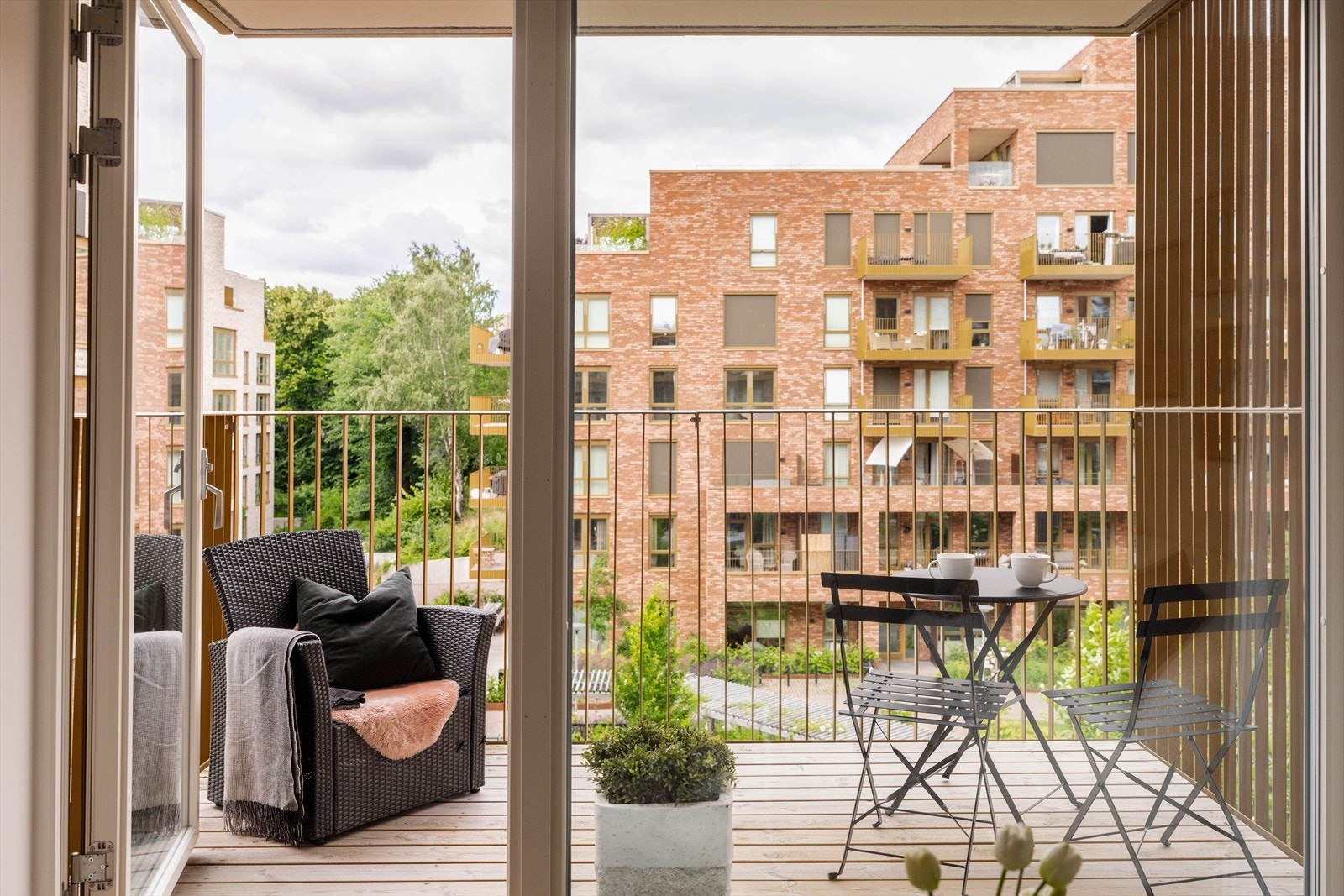 På sommerhalvåret blir balkongen som en naturlig forlengelse av stuen. Galleribilde