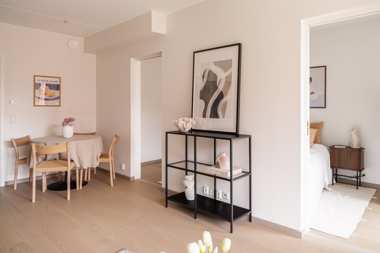 Fra oppholdsrommet er det to innganger til leilighetens soverom - ett på hver sin side av sengen. Galleribilde