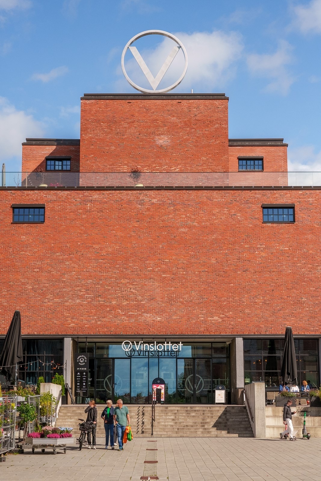 Det ikoniske Vinslottet ligger like i nærheten og byr på et godt utvalg av butikker, serveringssteder og servicetilbud. Galleribilde