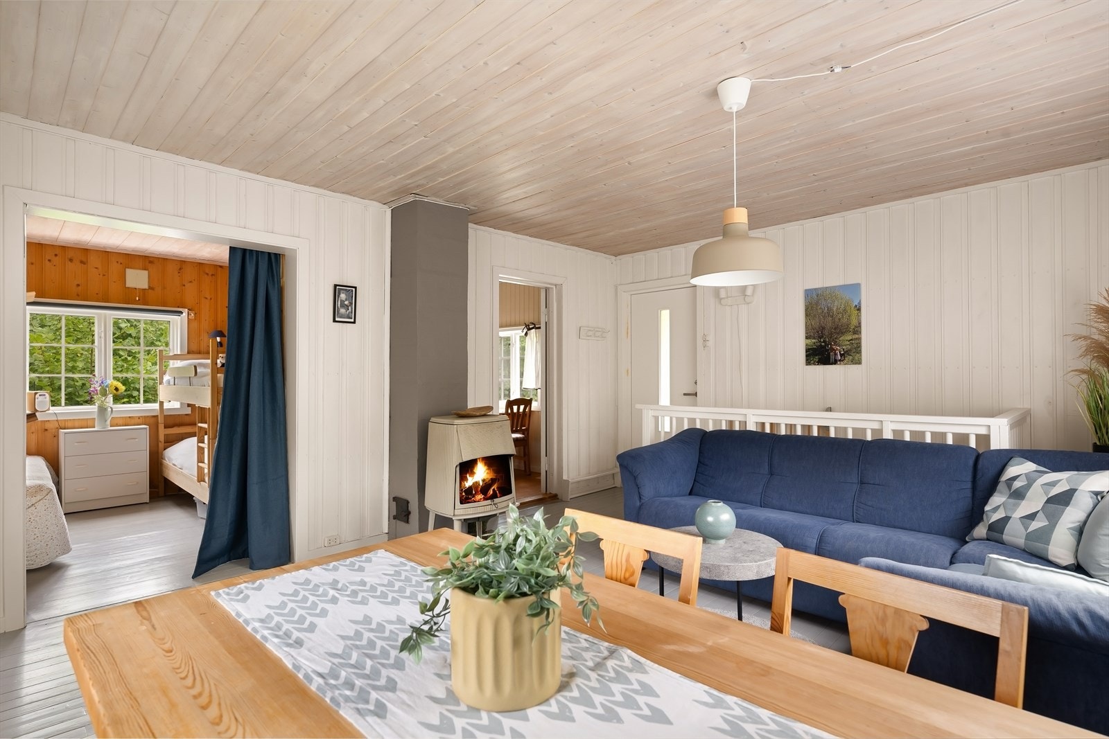Rommet har god plass til både sofagruppe og spisebord, og legger til rette for hyggelige måltider og rolige kvelder foran peisen Galleribilde